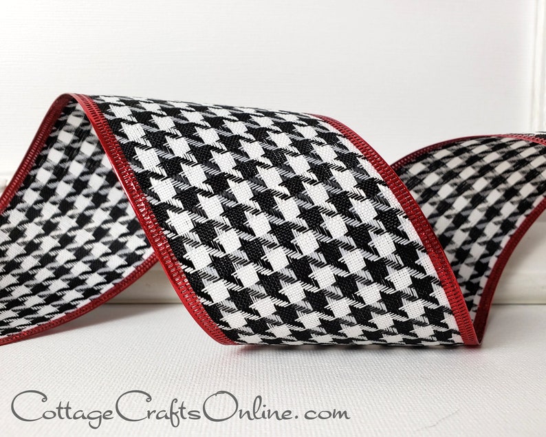Peut inclure: Ruban en tissu &agrave; motif pied-de-poule noir et blanc avec une bordure rouge. Le ruban mesure 2,5 pouces de large.