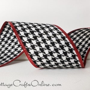 Peut inclure: Ruban en tissu &agrave; motif pied-de-poule noir et blanc avec une bordure rouge. Le ruban mesure 2,5 pouces de large.