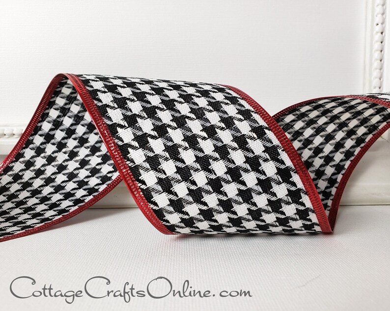 Peut inclure: Ruban en tissu &agrave; motif pied-de-poule noir et blanc avec une bordure rouge. Le ruban mesure 2,5 pouces de large.