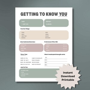 Pu&ograve; includere: Un questionario stampabile "Getting to Know You" con sezioni per dettagli personali, cose preferite, interessi di intrattenimento e preferenze. Include una sezione per la spesa di buoni regalo e una sezione divertente. Presenta una grafica a stella che dice "Download istantaneo stampabile".
