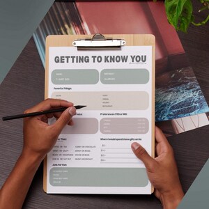 Pu&ograve; includere: Un appunti in legno con un modulo stampato "GETTING TO KNOW YOU". Il modulo include sezioni per nome, compleanno, cose preferite e preferenze. Una mano tiene una matita nera, pronta per compilare il modulo.