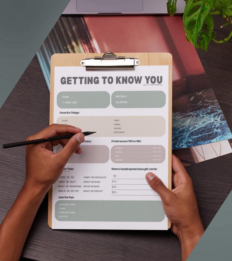 Pu&ograve; includere: Un appunti in legno con un modulo stampato "GETTING TO KNOW YOU". Il modulo include sezioni per nome, compleanno, cose preferite e preferenze. Una mano tiene una matita nera, pronta per compilare il modulo.