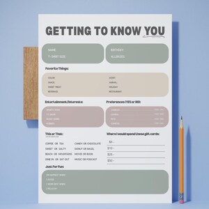 Pu&ograve; includere: Un foglio di carta bianco intitolato "GETTING TO KNOW YOU" con sezioni per dati personali, preferenze e interessi. Un blocco di legno e una matita sono sul lato.