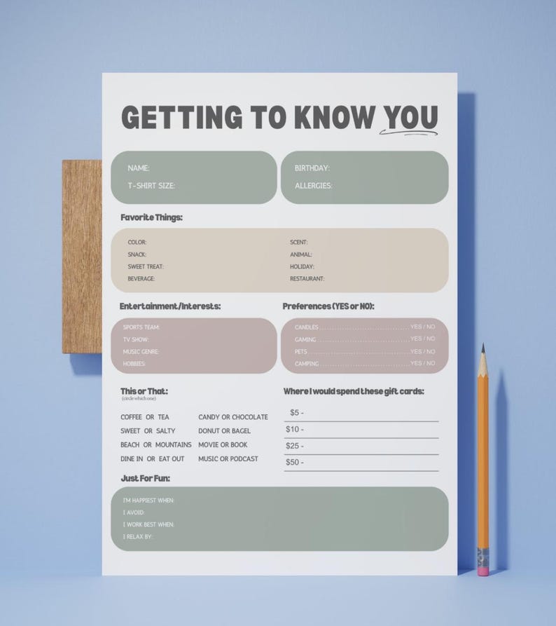 Pu&ograve; includere: Un foglio di carta bianco intitolato "GETTING TO KNOW YOU" con sezioni per dati personali, preferenze e interessi. Un blocco di legno e una matita sono sul lato.
