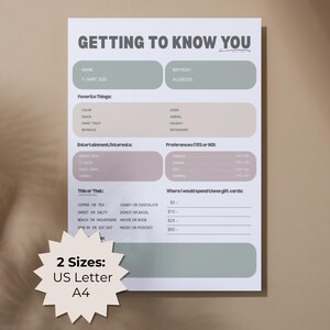 Pu&ograve; includere: Un questionario stampabile bianco "Getting to Know You" con accenti verdi e beige. Il modulo include sezioni per dati personali, cose preferite, interessi di intrattenimento e preferenze. L'angolo in basso a sinistra mostra "2 Sizes: US Letter A4".