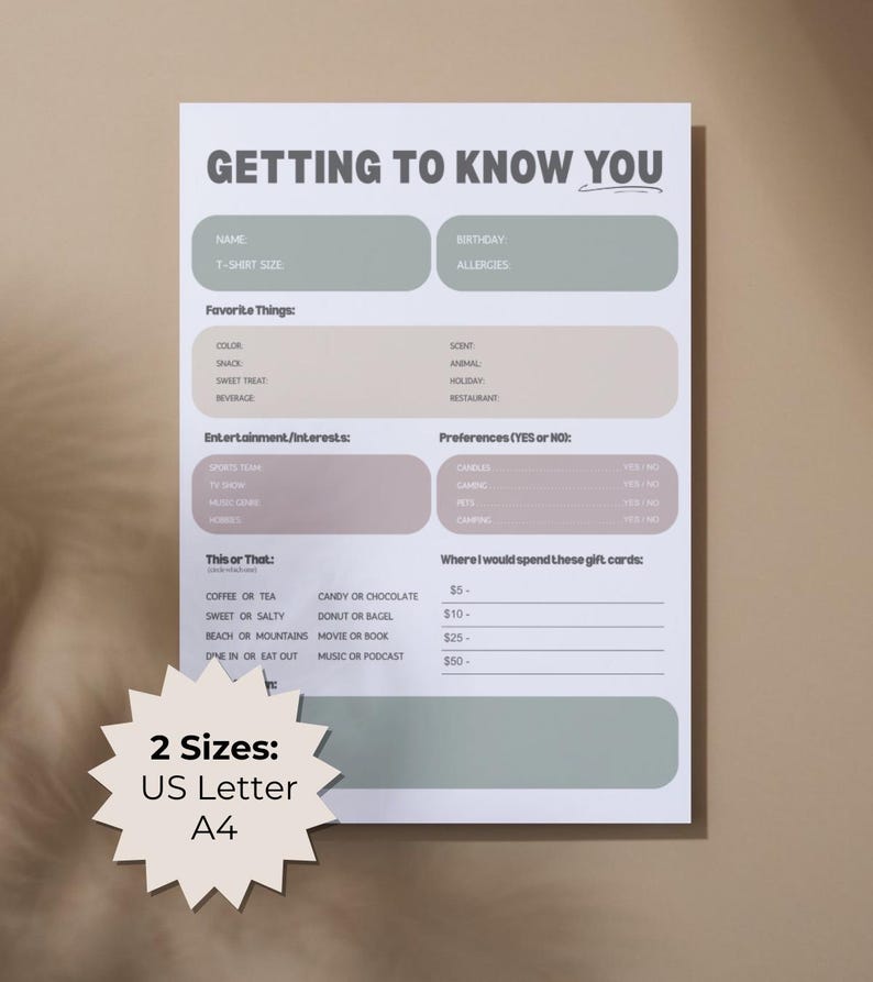 Pu&ograve; includere: Un questionario stampabile bianco "Getting to Know You" con accenti verdi e beige. Il modulo include sezioni per dati personali, cose preferite, interessi di intrattenimento e preferenze. L'angolo in basso a sinistra mostra "2 Sizes: US Letter A4".