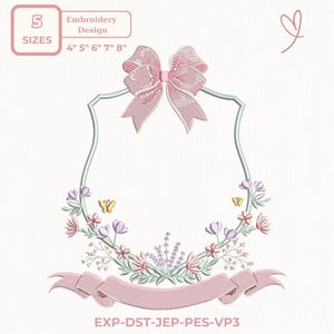 Pode incluir: Um design de bordado com um laço rosa, uma coroa de flores e uma faixa. O design inclui texto indicando cinco tamanhos: 10,16 cm, 12,7 cm, 15,24 cm, 17,78 cm e 20,32 cm. O design é em tons de rosa, lavanda e amarelo.