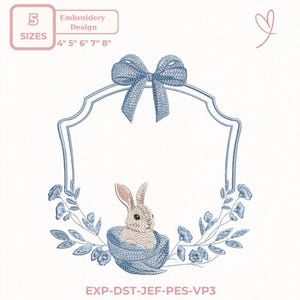 Może przedstawiać: Wzór haftu z jasnoniebieską ramką, kokardą i królikiem w niebieskim koszu. Projekt zawiera elementy kwiatowe oraz tekst "Embroidery Design" i "SIZES 4" 5" 6" 7" 8"" (10.16cm, 12.7cm, 15.24cm, 17.78cm, 20.32cm).
