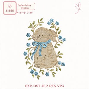 Może przedstawiać: Wzór do haftu przedstawiający beżowego królika z jasnoniebieską kokardą, otoczonego niebieskimi kwiatami i zielonymi liśćmi. Projekt zawiera rozmiary: 10.16cm, 12.7cm, 15.24cm, 17.78cm i 20.32cm. Na białym tle.