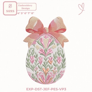 Puede incluir: Diseño de bordado de huevo de Pascua con un lazo a cuadros, con patrones florales rosas, verdes y melocotón. El diseño incluye el texto "5 SIZES" y "Embroidery Design" con medidas en cm. La parte inferior del diseño dice "EXP-DST-JEF-PES-VP3".