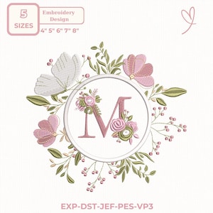 Könnte beinhalten: Ein Stickdesign mit einem floralen Kranz, einem Schmetterling und dem Buchstaben "M" in einem Kreis. Das Design umfasst rosa Blüten, grüne Blätter und den Text "5 SIZES" und "4" 5" 6" 7" 8"" in einer rosa Box. Es ist mit "EXP-DST-JEF-PES-VP3" beschriftet.