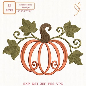 Op de afbeelding: Een borduurontwerp van een oranje pompoen met een bruine steel en groene bladeren met krullende ranken. De tekst luidt 5 SIZES, Embroidery Design, 4" 5" 6" 7" 8" en EXP DST JEF PES VP3. De pompoen heeft een gestileerd lijnontwerp.