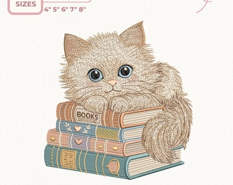 Op de afbeelding: Een borduurontwerp met een pluizige kat met blauwe ogen, rustend op een stapel boeken. De boeken zijn in verschillende kleuren, met het woord "BOOKS" zichtbaar op één. Het ontwerp is verkrijgbaar in 5 maten: 10.16cm, 12.7cm, 15.24cm, 17.78cm en 20.32cm.