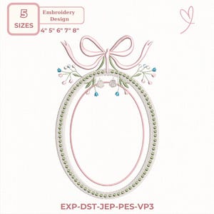 Puede incluir: Un diseño de bordado con un marco ovalado rosa, un lazo y detalles florales. Las tallas son 10,16 cm, 12,7 cm, 15,24 cm, 17,78 cm y 20,32 cm. También está presente el texto "Diseño de Bordado" y "TALLAS".
