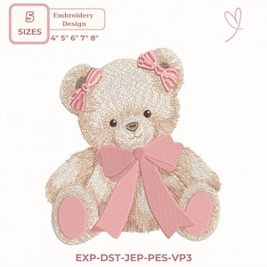 Peut inclure: Motif de broderie d'un ours en peluche avec un grand nœud rose et deux petits nœuds. Le motif comprend le texte "5 TAILLES" et des mesures de 10 cm, 13 cm, 15 cm, 18 cm et 20 cm. Le motif comprend également le texte "Design de broderie".