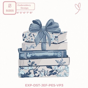 Op de afbeelding: Een borduurontwerp met een stapel boeken met blauwe bloempatronen en een grote strik. Het ontwerp bevat vijf maten: 10,16 cm, 12,7 cm, 15,24 cm, 17,78 cm en 20,32 cm. De tekst "Borduurontwerp" en "MATEN" zijn ook aanwezig.