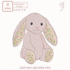Może przedstawiać: Jasnoróżowy haftowany królik z kwiatowymi akcentami na uszach i stopach. Projekt zawiera tekst "5 SIZES" i "Embroidery Design 4" 5" 6" 7" 8"", a także kod "EXP-DST-JEF-PES-VP3".