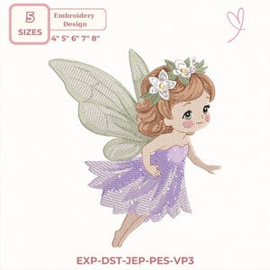 Puede incluir: Un diseño de bordado de una hada de dibujos animados con un vestido lavanda y alas verdes. El hada tiene cabello castaño y una corona floral. El diseño incluye el texto "5 TAMAÑOS" y medidas de 10 cm, 13 cm, 15 cm, 18 cm y 20 cm.