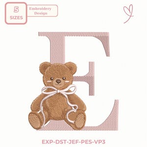 Può includere: Un disegno ricamato con un orsacchiotto marrone con un fiocco bianco, seduto accanto alla lettera rosa "E". Il disegno include il testo "Embroidery Design" e "5 SIZES". La parte inferiore del disegno ha il testo "EXP-DST-JEF-PES-VP3".