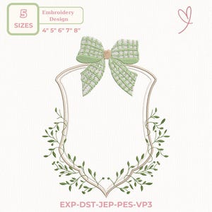 Könnte beinhalten: Ein Stickdesign mit einer schildförmigen Form mit einer grünen Schleife oben und einem floralen Rand. Das Design enthält den Text "5 GRÖSSEN" und Größenangaben in Zoll: 4", 5", 6", 7" und 8". Das Design enthält auch den Text "Stickdesign".