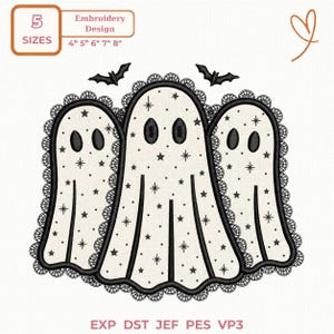 Peut inclure: Un motif de broderie représentant trois fantômes blanc cassé avec des yeux ovales noirs et des étoiles, bordés de dentelle noire et deux petites chauves-souris. Le texte indique 5 SIZES, 4" 5" 6" 7" 8" et EXP DST JEF PES VP3.