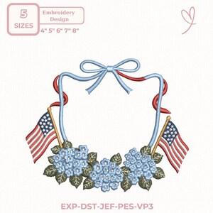 Puede incluir: Un diseño de bordado con un marco de lazo azul claro, dos banderas estadounidenses en astas y racimos de flores de hortensia azul claro con hojas verdes. El texto incluye 5 SIZES 4" 5" 6" 7" 8" y EXP-DST-JEF-PES-VP3.