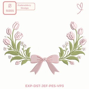 Könnte beinhalten: Ein Stickdesign mit einem floralen Kranz aus rosa Tulpen, grünen Blättern und einer rosa Schleife. Das Design enthält den Text "Embroidery Design" und "5 SIZES". Der untere Teil des Designs trägt den Text "EXP-DST-JEF-PES-VP3".