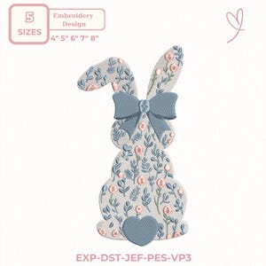Puede incluir: Un diseño de bordado de un conejito con patrones florales en azul y rosa. El conejito tiene un lazo azul y un corazón. El diseño está disponible en 5 tamaños: 10 cm, 13 cm, 15 cm, 18 cm y 20 cm. También está el texto "Embroidery Design" y "SIZES".
