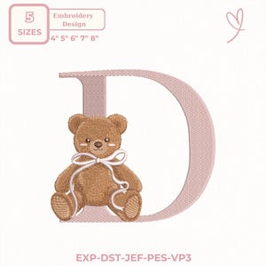 Op de afbeelding: Een borduurontwerp met een bruine teddybeer met een witte strik, zittend op de roze letter "D". Het ontwerp bevat maten van 10 cm, 13 cm, 15 cm, 18 cm en 20 cm. De afbeelding bevat ook de tekst "Embroidery Design" en "SIZES".