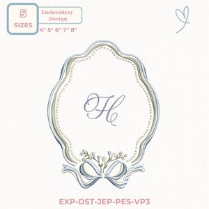 Puede incluir: Un diseño de bordado con un marco decorativo con un motivo floral y de lazo. El marco tiene un borde azul claro y beige, con la letra "H" en el centro. El diseño está disponible en 5 tamaños, de 10,16 cm a 20,32 cm.