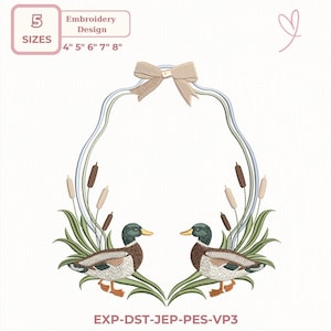 Puede incluir: Diseño de bordado con dos patos enfrentados, rodeados de juncos y vegetación, dentro de un marco decorativo. El diseño incluye un lazo en la parte superior y está disponible en 5 tamaños: 10 cm, 13 cm, 15 cm, 18 cm y 20 cm. También incluye el texto "Embroidery Design".