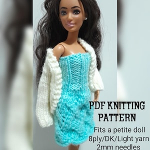 Może przedstawiać: Lalka w dzianinowej turkusowej sukience i białym kardiganie. Obraz zawiera tekst "PDF KNITTING PATTERN" oraz szczegóły wzoru, takie jak przędza i rozmiar igieł. Lalka ma ciemne włosy i nosi kolczyki.
