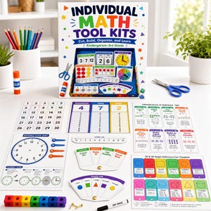 Puede incluir: Un kit educativo de herramientas matemáticas para jardín de infantes hasta tercer grado, que incluye una caja con texto colorido, varias hojas de actividades impresas, una recta numérica, abanicos de formas, un reloj para armar y cubos.