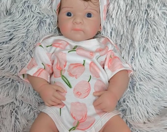 Bebê de silicone de 45 cm • Silicone macio • 3 kg • Olhos azuis • Cabelo escuro • Etiqueta de nascimento e certidão • Chupeta e mamadeira inclusas