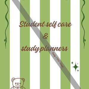 Peut inclure: Une couverture de planificateur à rayures vertes et blanches avec le texte "Student self care & study planners" en marron. Une illustration d'ours en peluche est dans le coin inférieur gauche. Les mots "Study & bloom" sont en bas.
