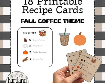 Könnte beinhalten: Druckbare Rezeptkarten mit Herbst-Kaffee-Thema. Die Karten zeigen Illustrationen von Kaffee, Kürbissen und Zutaten. Der Text auf den Karten lautet "18 druckbare Rezeptkarten" und "Herbst-Kaffee-Thema". Die Karten werden in einer Hand gehalten.