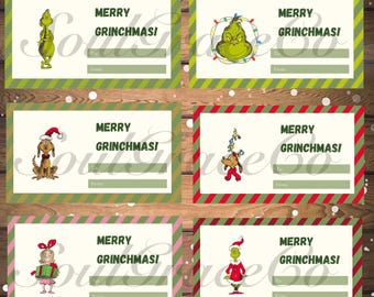 Puede incluir: Etiquetas de regalo con el texto "MERRY GRINCHMAS!" e ilustraciones de personajes de Grinch. Las etiquetas tienen espacio para escribir "Para" y "De". Las etiquetas están decoradas con bordes verdes, rojos y rosas.