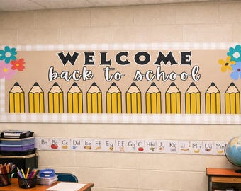 Può includere: Una bacheca in classe con la scritta "WELCOME back to school" in bianco e nero. La bacheca presenta illustrazioni di matite gialle e ritagli di fiori colorati. Sono visibili anche un mappamondo e le lettere dell'alfabeto.
