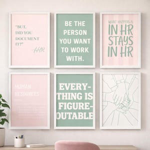 Op de afbeelding: Zes ingelijste prints met witte frames en HR-thema citaten. De prints bevatten witte tekst op pastelroze en groene achtergronden. Eén print toont een lijntekening van handen. Afmetingen niet van toepassing.