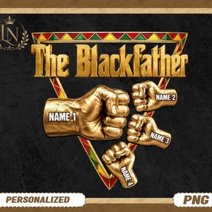 Può includere: Un design grafico digitale che presenta il testo dorato The Blackfather sopra quattro pugni dorati disposti in gruppo. Ogni pugno include un'etichetta rettangolare bianca con il testo NAME 1, NAME 2, NAME 3 o NAME 4. Il design è posizionato su una cornice triangolare con motivi geometrici rossi, verdi e gialli.