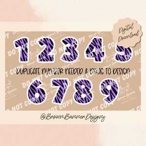 Puede incluir: Conjunto de pegatinas digitales con n&uacute;meros del 1 al 9, con un dise&ntilde;o de estampado de cebra morado y negro. Los n&uacute;meros est&aacute;n delineados en blanco. La imagen incluye el texto "Duplicate Number Needed & Drag to Design" y "Digital Download".