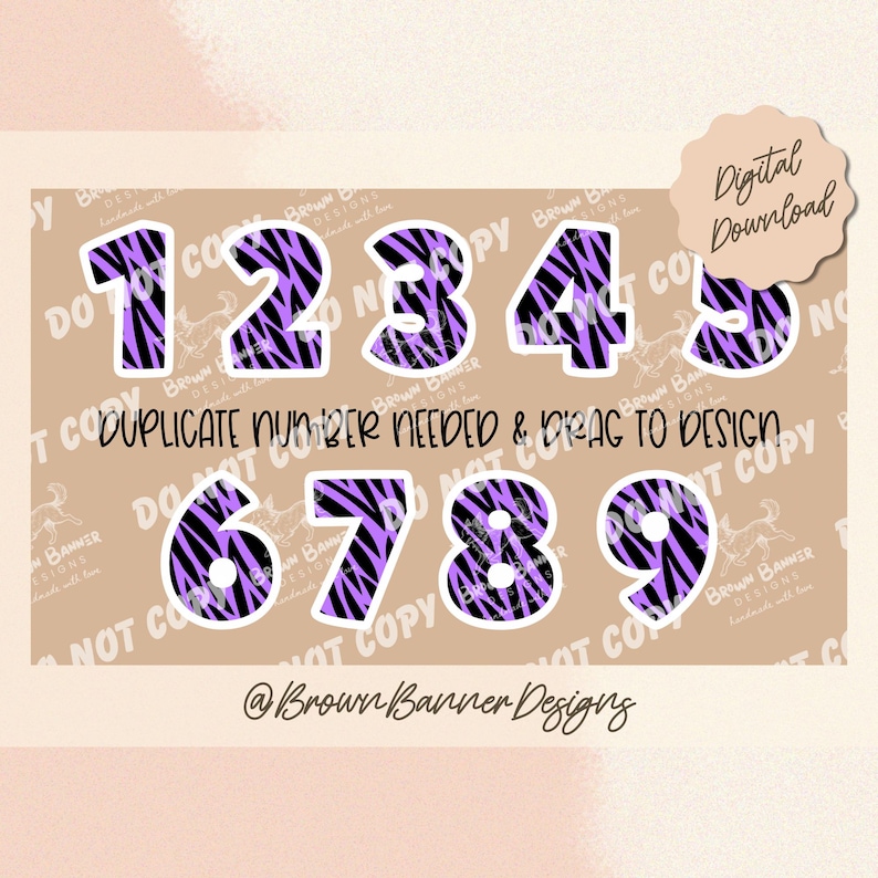Puede incluir: Conjunto de pegatinas digitales con n&uacute;meros del 1 al 9, con un dise&ntilde;o de estampado de cebra morado y negro. Los n&uacute;meros est&aacute;n delineados en blanco. La imagen incluye el texto "Duplicate Number Needed & Drag to Design" y "Digital Download".