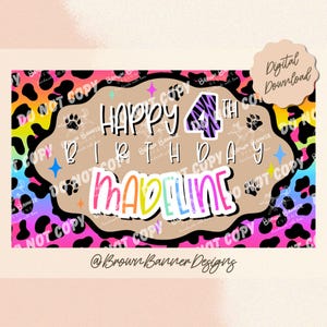 Puede incluir: Una pancarta de cumplea&ntilde;os digital con un fondo de estampado de leopardo colorido. La pancarta dice "Happy 4th Birthday Madeline" en una fuente divertida. Incluye huellas de patas y estrellas.