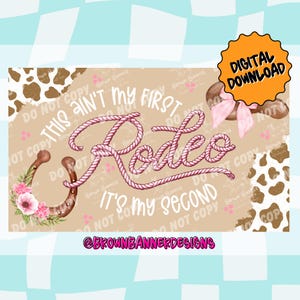 Könnte beinhalten: Ein digitales Download-Design mit Rodeo-Thema. Das Design zeigt das Wort "Rodeo" in rosa Seilbuchstaben, ein Hufeisen mit Blumen und einen Cowboyhut. Der Text "This ain't my first rodeo, it's my second" ist ebenfalls enthalten.