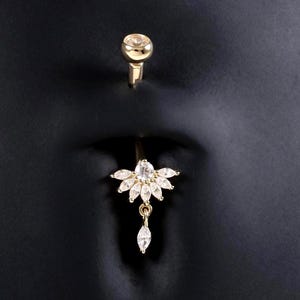 Anillo de ombligo colgante floral de oro macizo de 14 quilates • Anillo de rosca interna con flor delicada de 9 quilates • Piercing de barra curva en abanico de 14 g