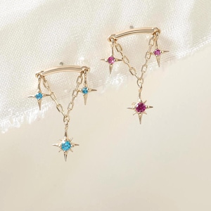 Perno de oro macizo de 14 quilates con piedra de nacimiento Starburst • Estrella celestial colgante con hélice oculta y parte posterior plana • Perforación sin rosca para lóbulo de cartílago con triple estrella