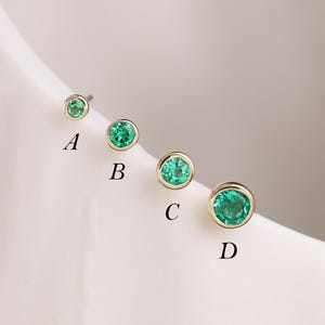 9 kt massief gouden ronde smaragdgroene helix-piercing • Sierlijke smaragdgroene kraakbeenconch platte achterkant • Minimalistische ringinstelling Oorlel tragusknop