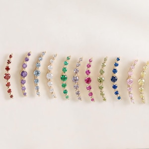 Brinco de cartilagem com granada escaladora em ouro maciço 14K • Piercing delicado com zircônia cúbica (pedra de nascimento) • Piercing de cartilagem na hélice com base plana • Piercing de concha com barra curva