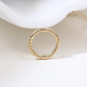 14K massivt guld graverat mönster Huggie Hoop • 9K elegant texturerad Helix Daith-segmentring • Minimalistisk broskörsnibbpiercing Gåva