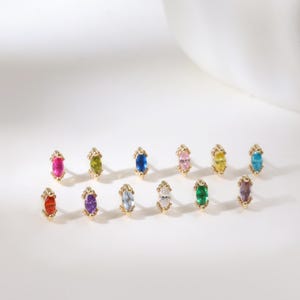 Kolczyki z 14-karatowego złota z kamieniem szlachetnym w kształcie spirali • Maleńki piercing do chrząstki małżowiny usznej z cyrkonii 9-karatowej • Delikatny prezent urodzinowy